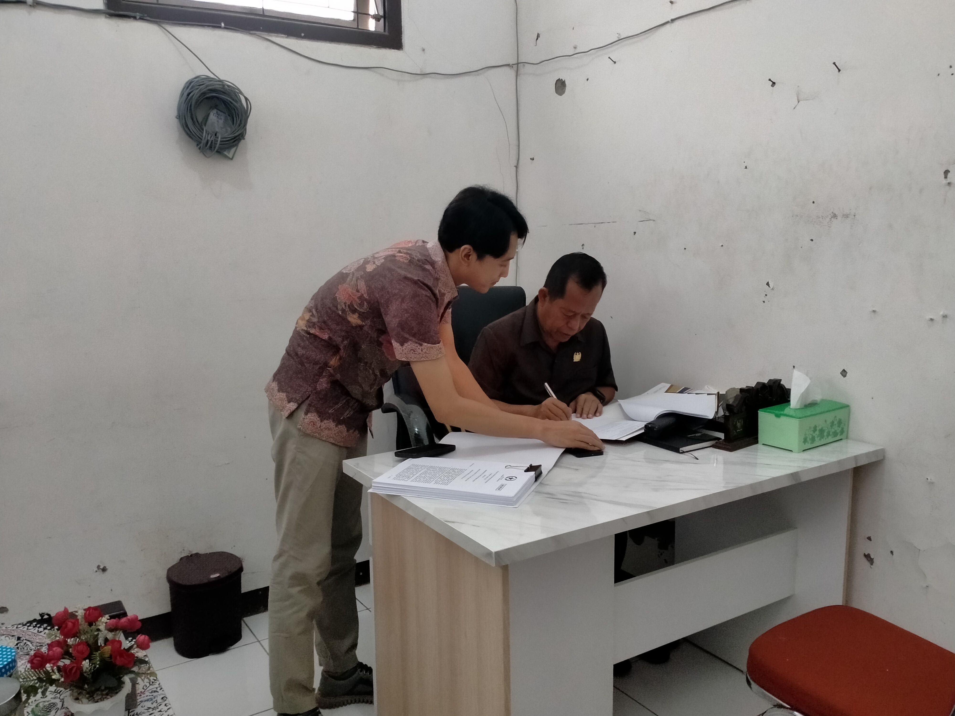 TEMPATI BEKAS GUDANG: Ketua DPRD Kabupaten Pekalongan Abdul Munir mulai menempati bekas gudang sebagai ruang kerja sementara, Kamis (2/1/2025).