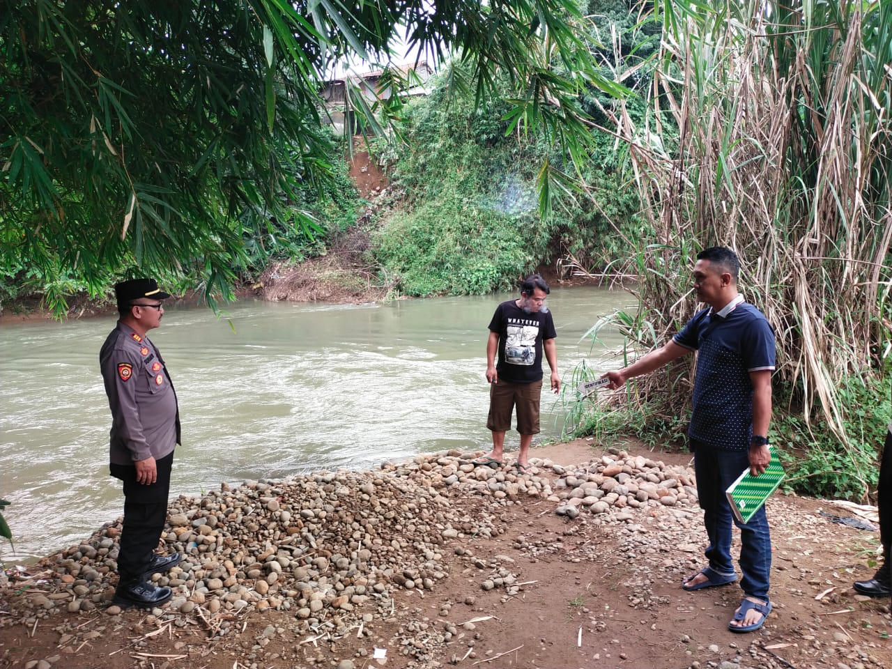 OLAH TKP: Anggota kepolisian saat melakukan olah tempat kejadian perkara (TKP) dugaan orang hanyut di sungai Kupang, wilayah Kecamatan Karangdadap, Kabupaten Pekalongan.