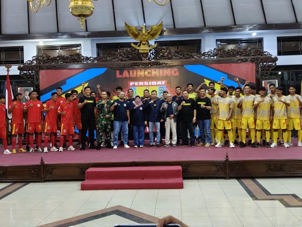 SIAP BERLAGA: Pj Bupati Batang Lani Dwi Rejeki saat melaunching tim dan jersey anyar Persibat Batang.
