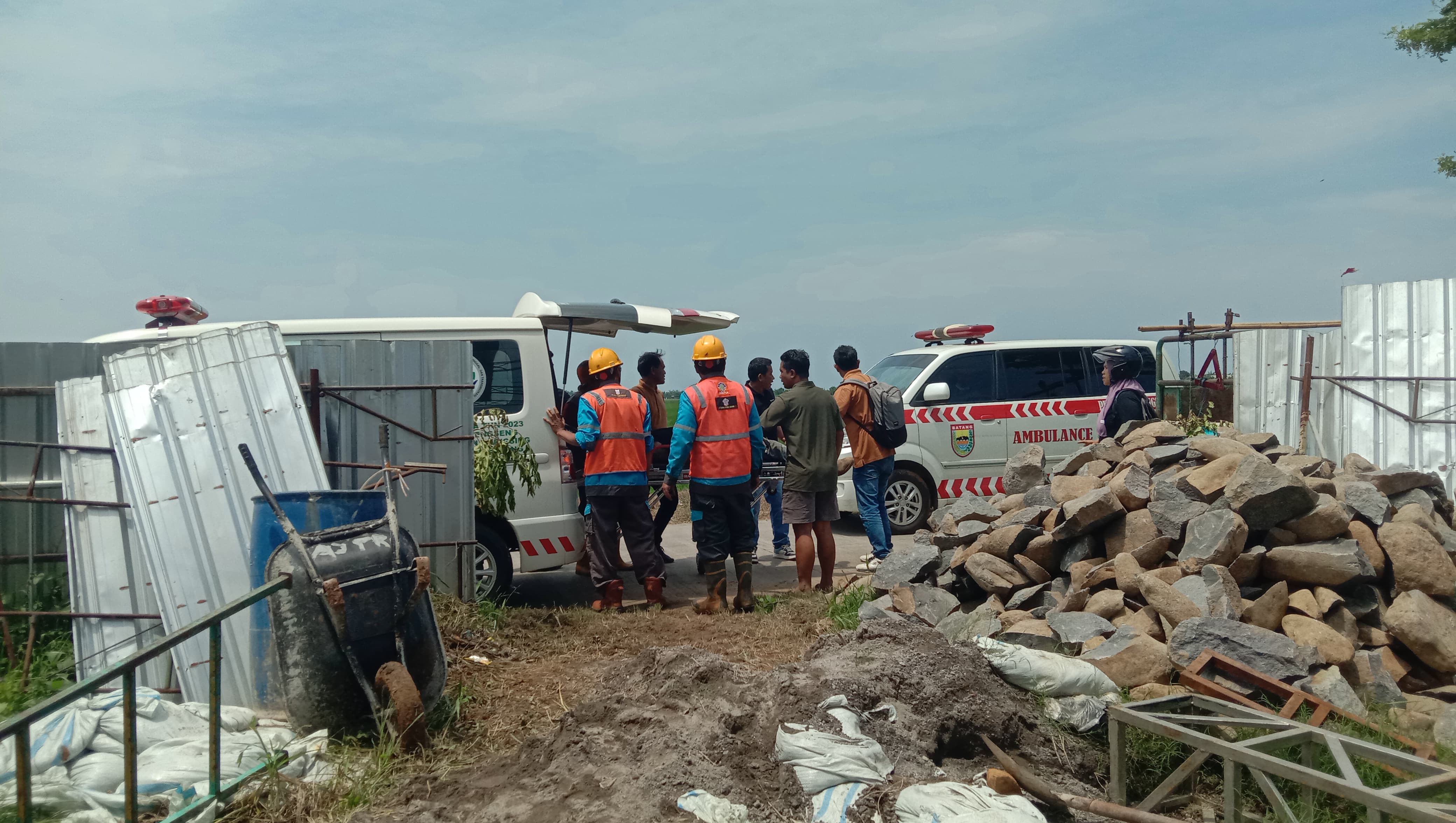 TERSENGAT LISTRIK - Solihin ketika dievakuasi petugas PLN setelah tersengat aliran listrik di bengkel tempatnya bekerja di desa Krengseng Kecamatan Gringsing, Jum
