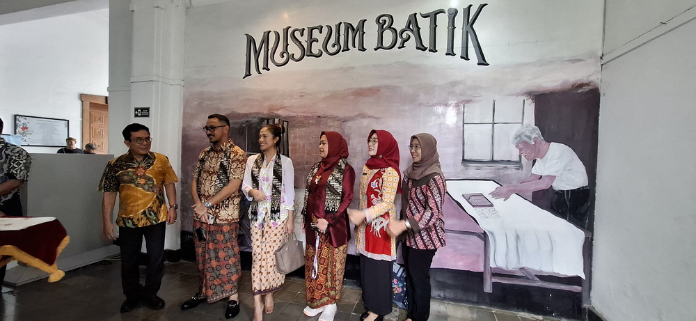 KUNJUNGAN KERJA &ndash; Wamenbud bersama istri Menbud didampingi Ketua Dekranasda Kota Pekalongan saat kunjungi Museum Batik, pada Minggu (5/1/2025).