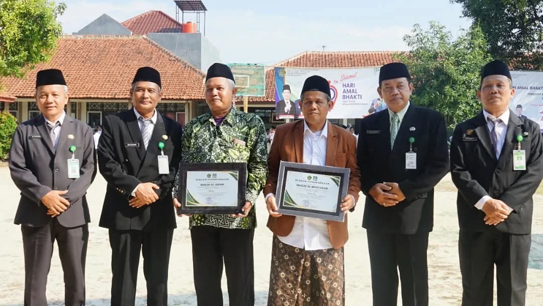 PENGHARGAAN: Kemenag Kabupaten Pekalongan saat menyerahkan penghargaan Ampera kepada pengurus masjid Al-Muhtaram Kajen dan Al-Qadim Wiradesa, pekan lalu.
