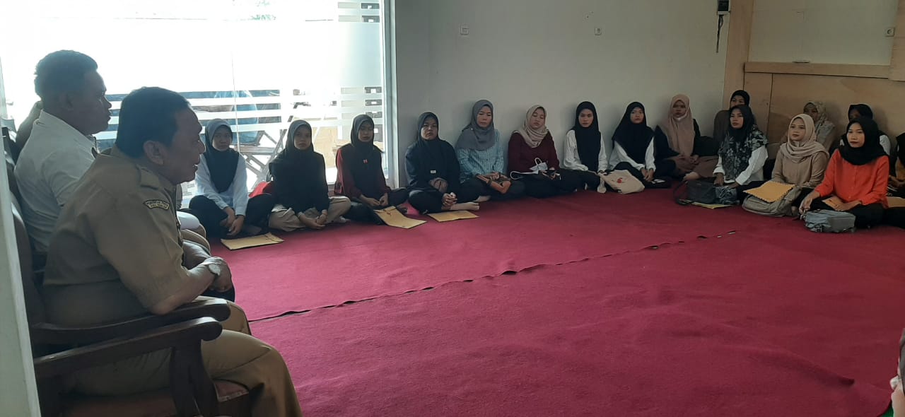 PENCARI KERJA: Para pencari kerja saat mendapatkan pelatihan di Kabupaten Batang.