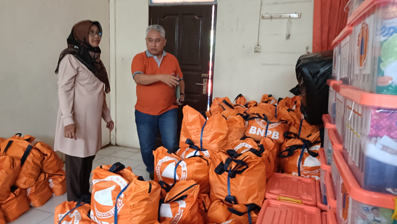 BANTUAN: BPBD Kabupaten Batang saat memantau paket bantuan yang didapatkan.