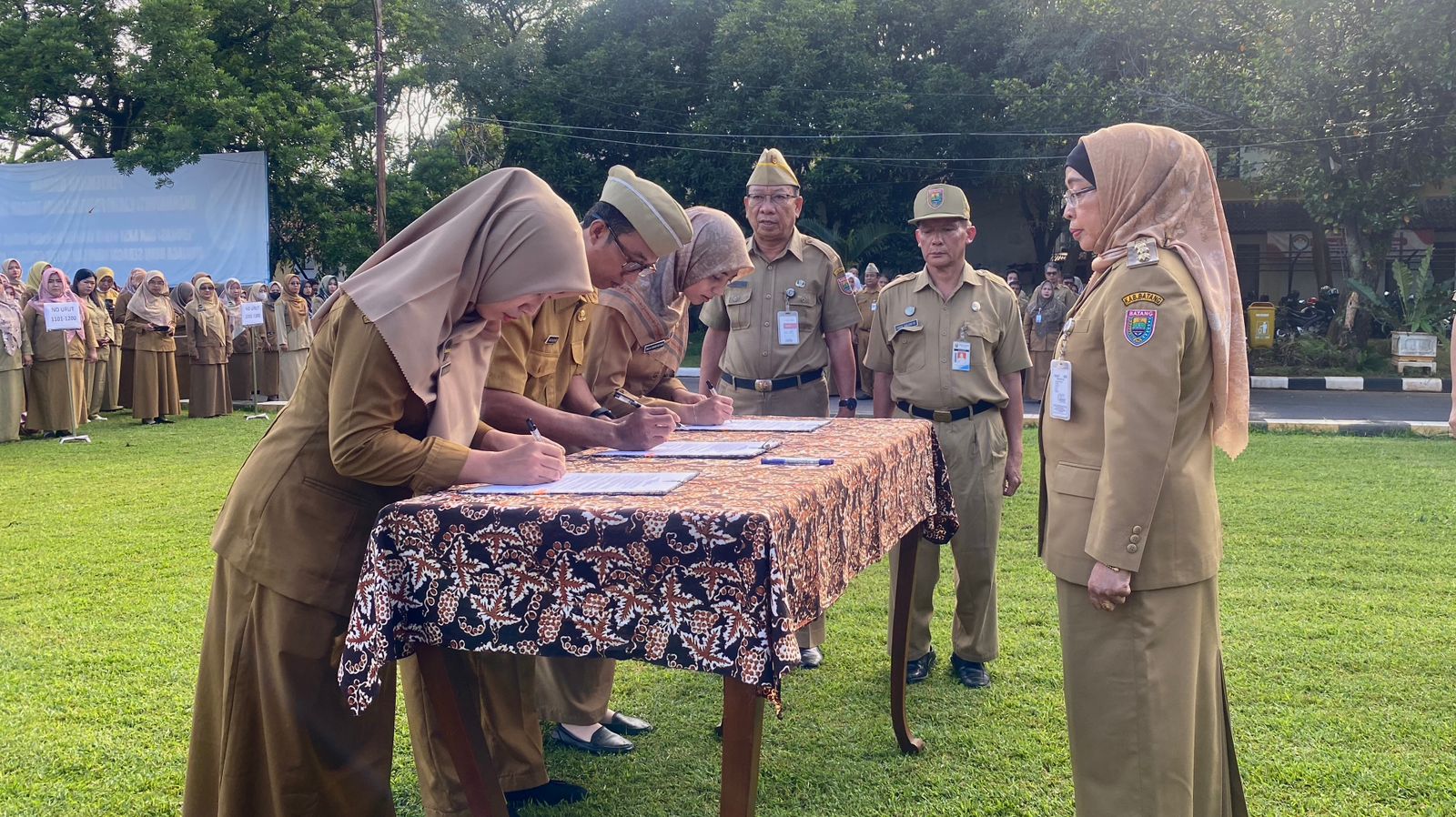 PELANTIKAN: Pj Bupati Batang Lani Dwi Rejeki saat melantik 1.516 PPPK di lingkungan Pemkab Batang.