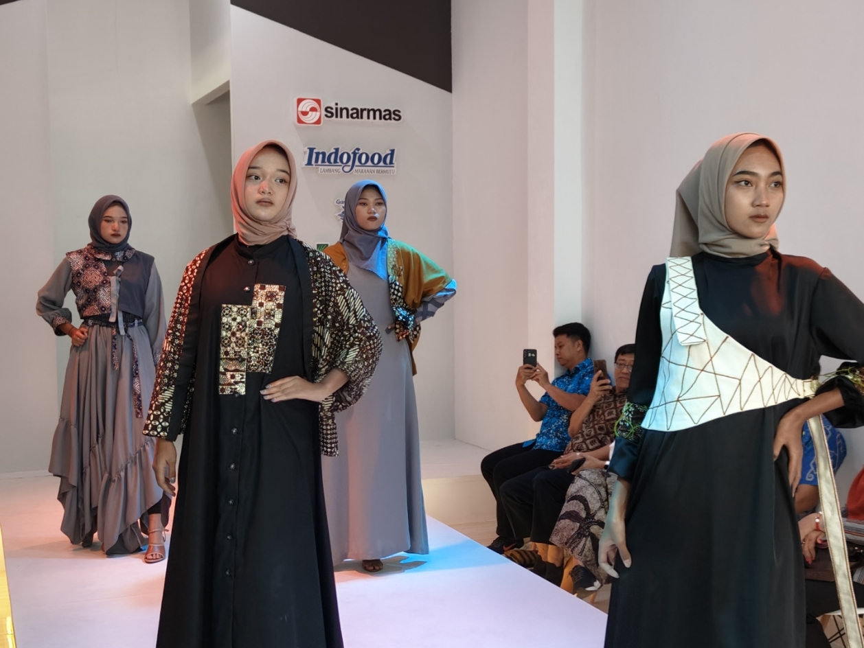FASHION SHOW: Para siswa SMKN 1 Warungasem saat berlenggak lenggok di atas catwalk memamerkan batik buatannya.