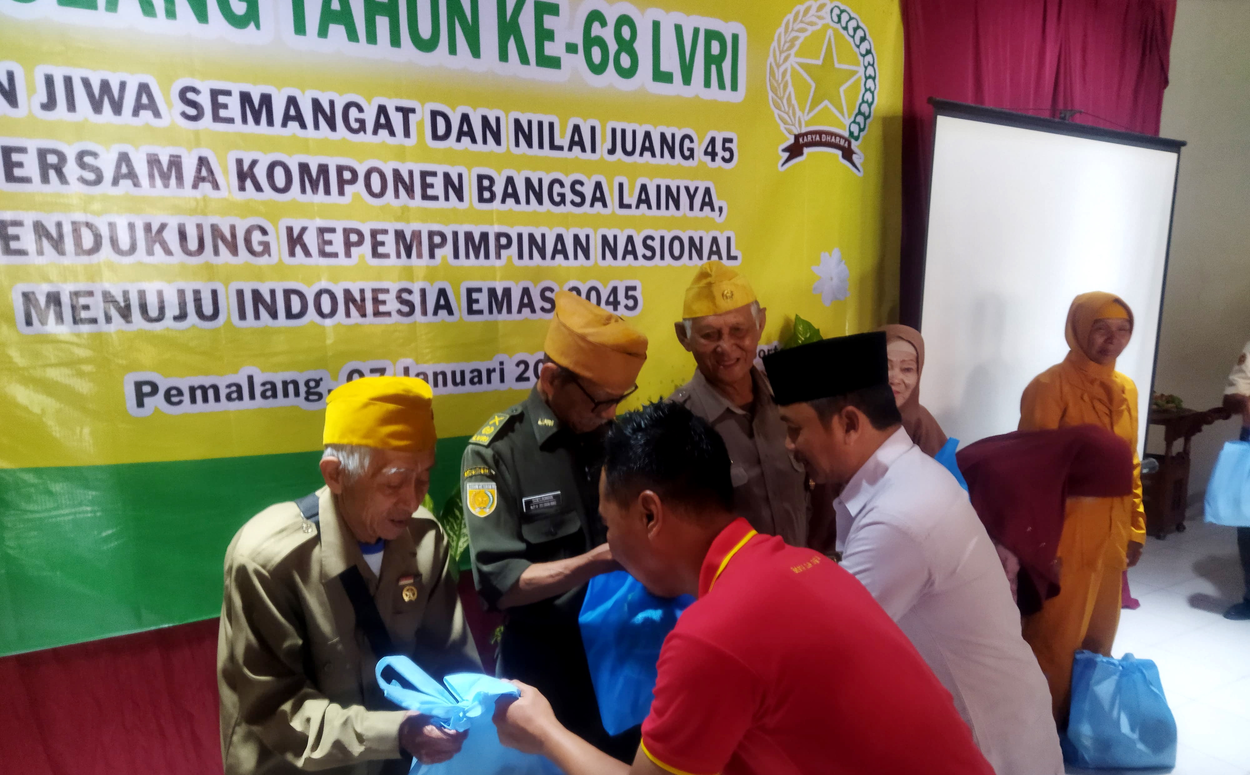 SERAHKAN &ndash; Perwakilan veteran Pemalang saat menerima bingkisan, saat Peringatan HUT LVRI ke-68.
