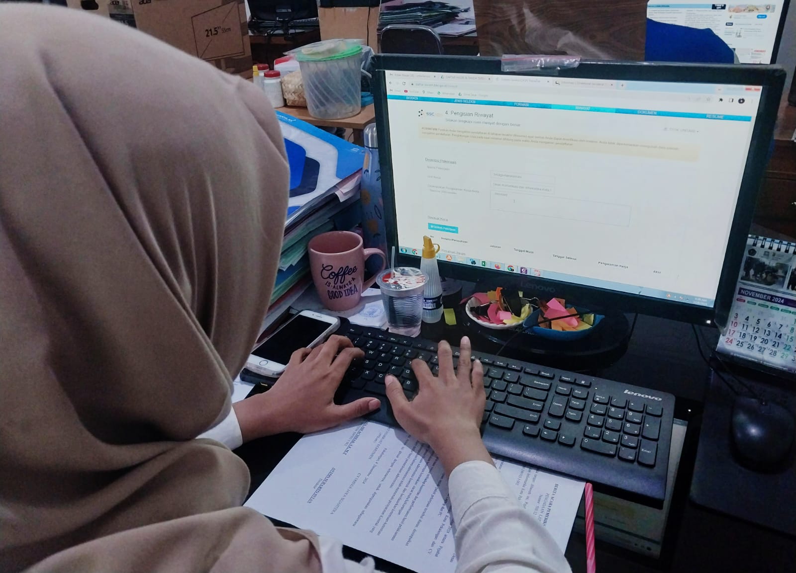 DAFTAR ONLINE &ndash; Salah satu pegawai Non ASN Kota Pekalongan saat mendaftar PPPK beberapa waktu kemarin.