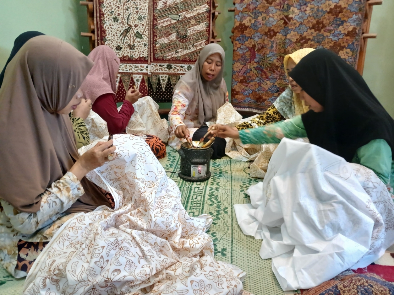 MEMBATIK: Pembatik Rifaiyah saat mengerjakan batik tulis yang sudah terancam punah.