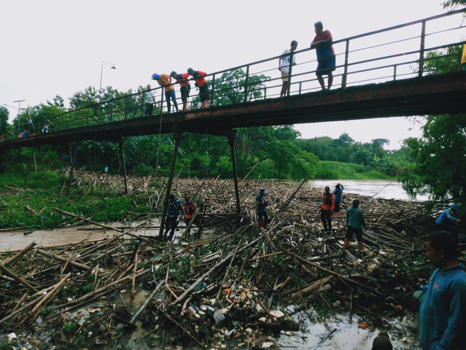 BERJIBAKU: Personil gabungan berjibaku membersihkan tumpukan sampah di bawah Jembatan Glotak, Siwalan, Kabupaten Pekalongan, Rabu (8/1/2025).