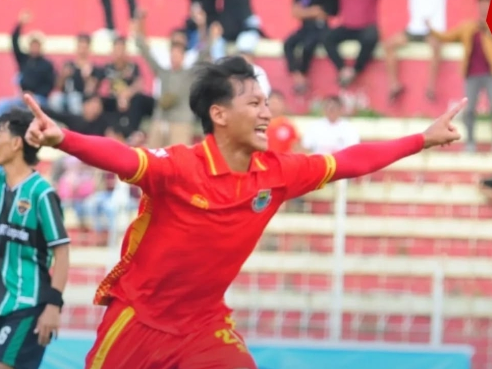 Pemain Persibat Batang dalam laga melawan Bintang Timur Pekalongan di Kabupaten Batang.