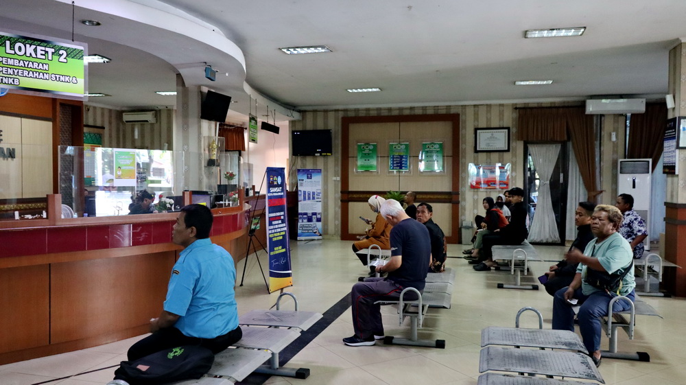 LAYANAN PAJAK &ndash; Petugas di Kantor Samsat Kota Pekalongan saat melayani Masyarakat yang akan membayar pajak kendaraan bermotor.