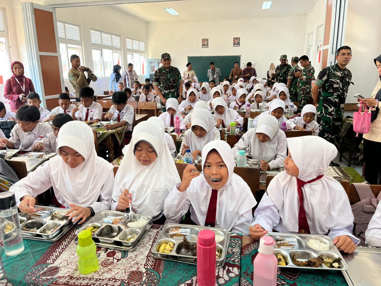 MAKAN BERGIZI GRATIS: Suasana pelaksanaan program makan bergizi gratis di SD Negeri 1 Rowokembu, Wonopringgo, Kabupaten Pekalongan, Selasa (7/1/2025).
