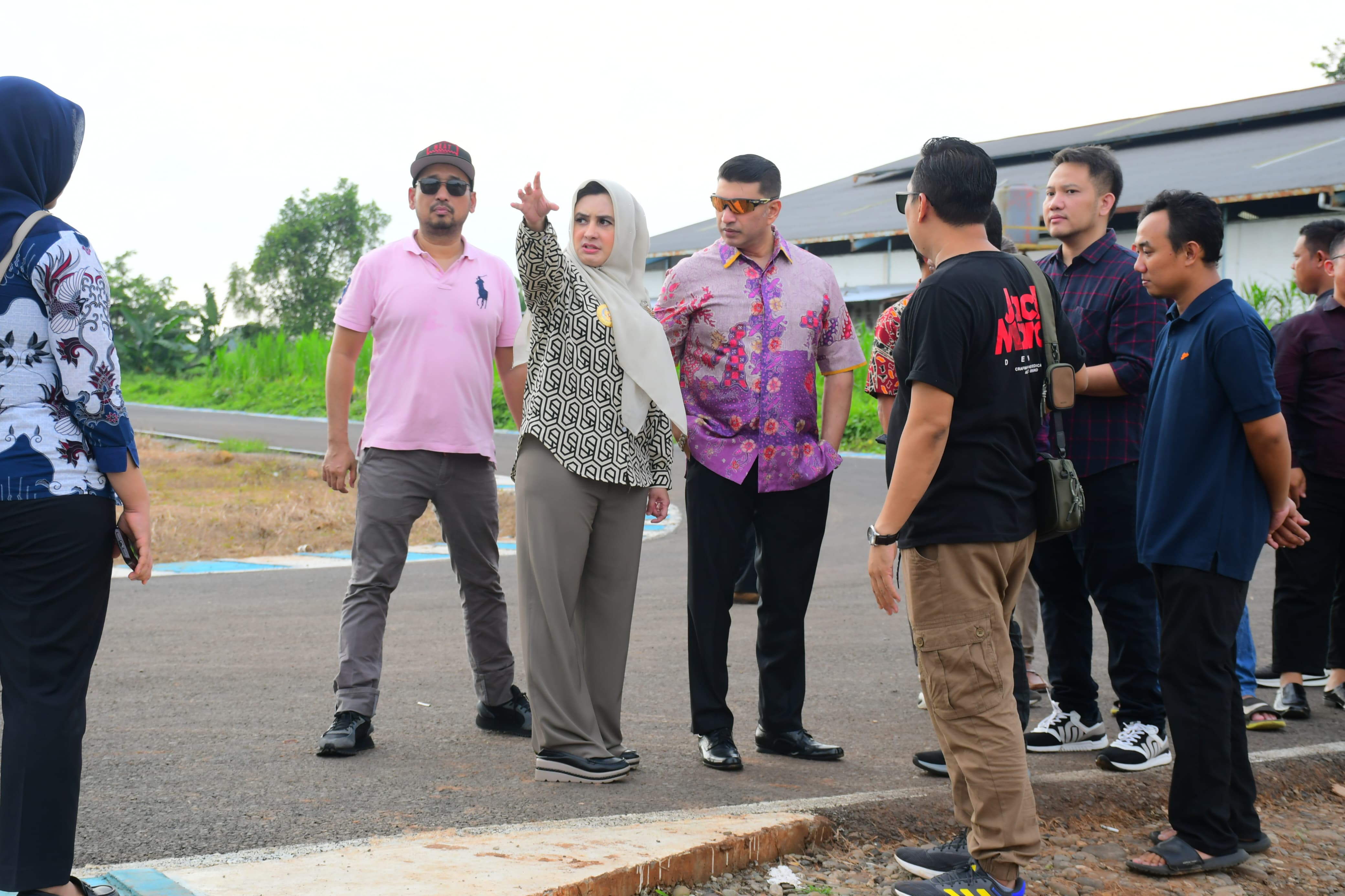 SARANA OLAHRAGA: Bupati Pekalongan Fadia Arafiq bersama Anggota Komisi X DPR RI Ashraff Abu meninjau sirkuit balap motor di Kedungwuni, Kabupaten Pekalongan, Rabu (8/1/2024).