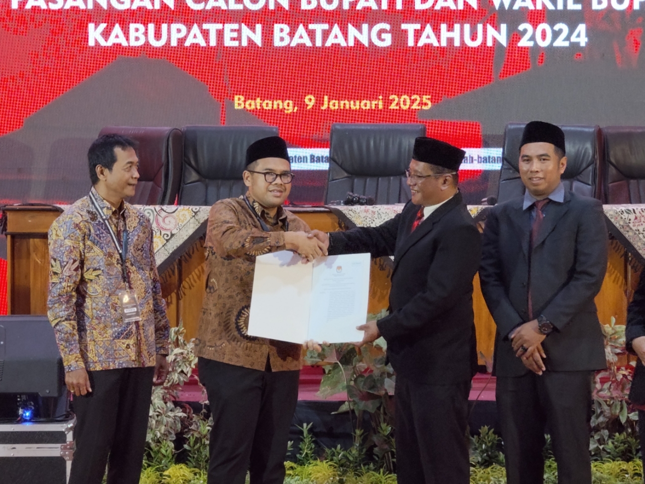 PENETAPAN: Ketua KPU Batang Susanto Waluyo menyerahkan surat penetapan Bupati dan Wakil Bupati Kabupaten Batang terpilih.