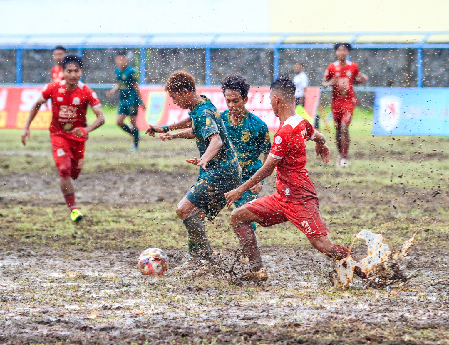 BERJIBAKU - Pemain Persip dan Persak&nbsp;berjibaku di lapangan penuh air dan lumpur, pada lanjutan kompetisi Liga 4 Jateng di Kebumen kemarin,&nbsp;Rabu (8/1/2025).