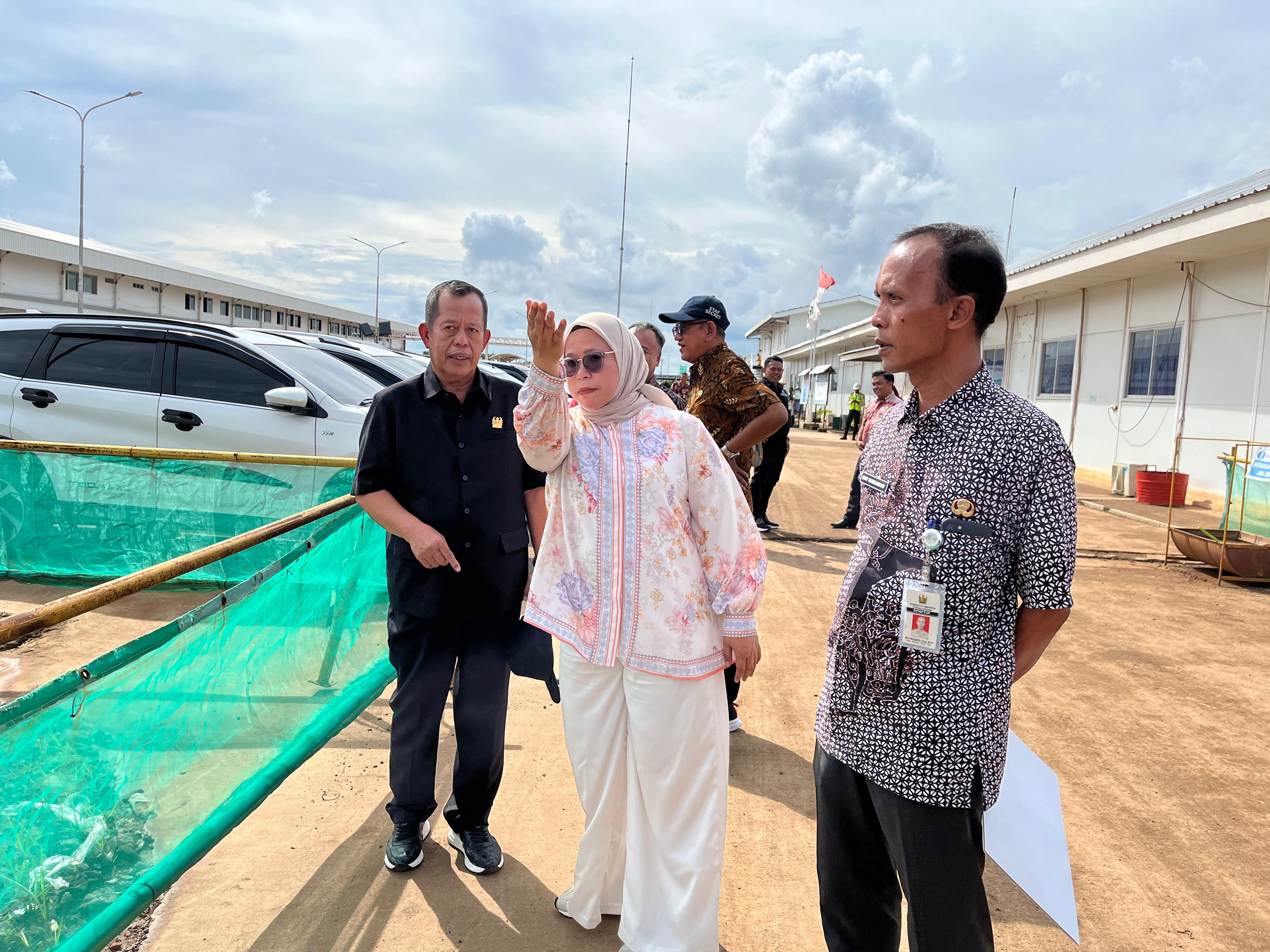 TINJAU PABRIK: Ketua DPRD Kabupaten Pekalongan Abdul Munir bersama sejumlah kepala dinas meninjau progres pembangunan pabrik sepatu di Desa Wagandowo, Bojong, Kamis (9/1/2025).
