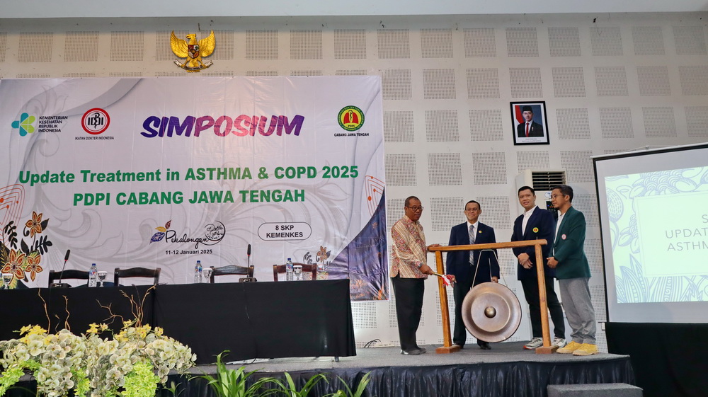 PUKUL GONG &ndash; Secara simbolis Simposium dan Bakti Sosial yang digelar PPDI Jateng dibuka dengan pemukulan gong oleh kepala Dinkes Kota Pekalongan, di Hotel Hojo Kota Pekalongan, pada Sabtu (11/1/2025).