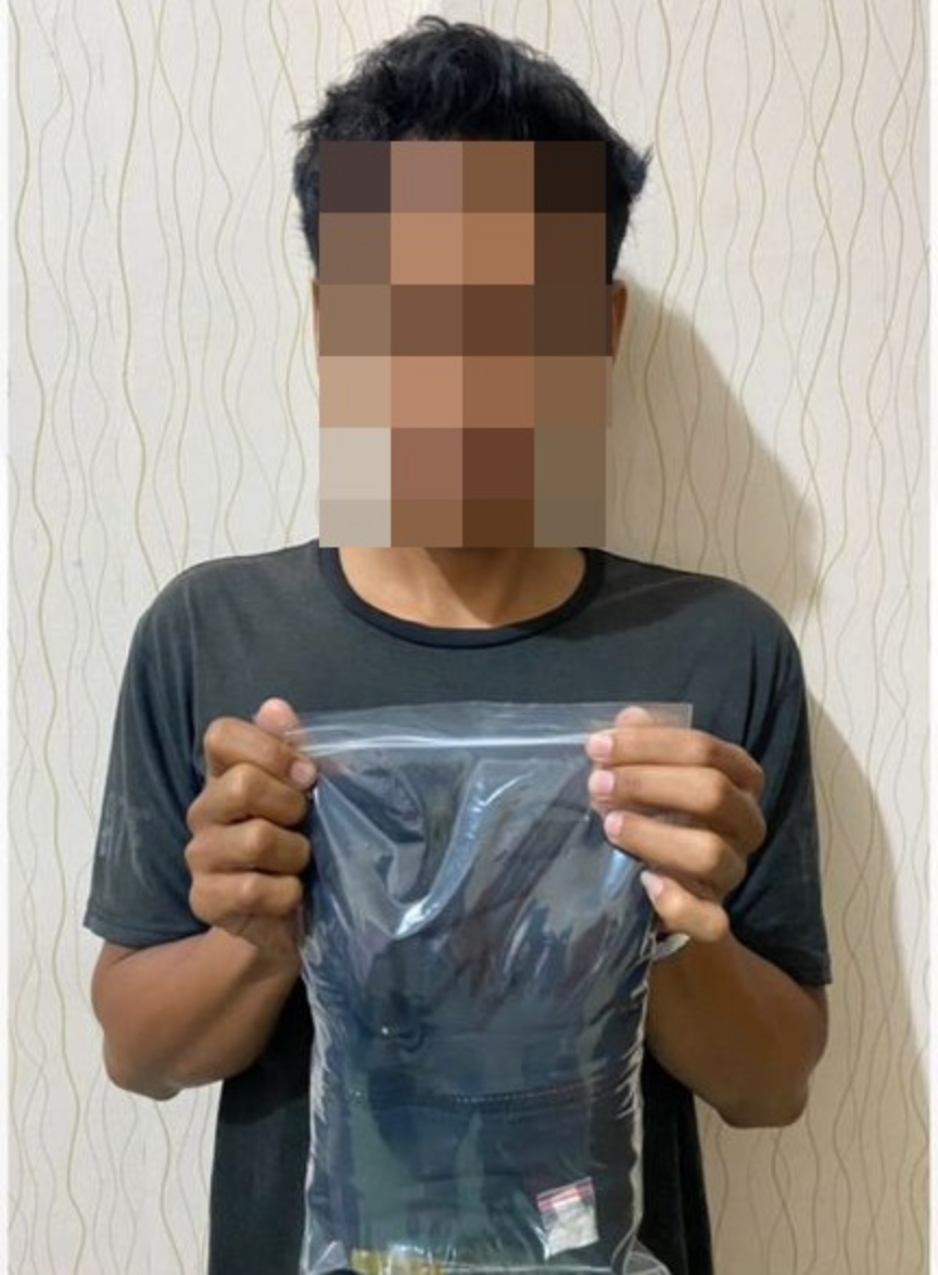NARKOBA: Pelaku usai dibekuk Polres Pekalongan.
