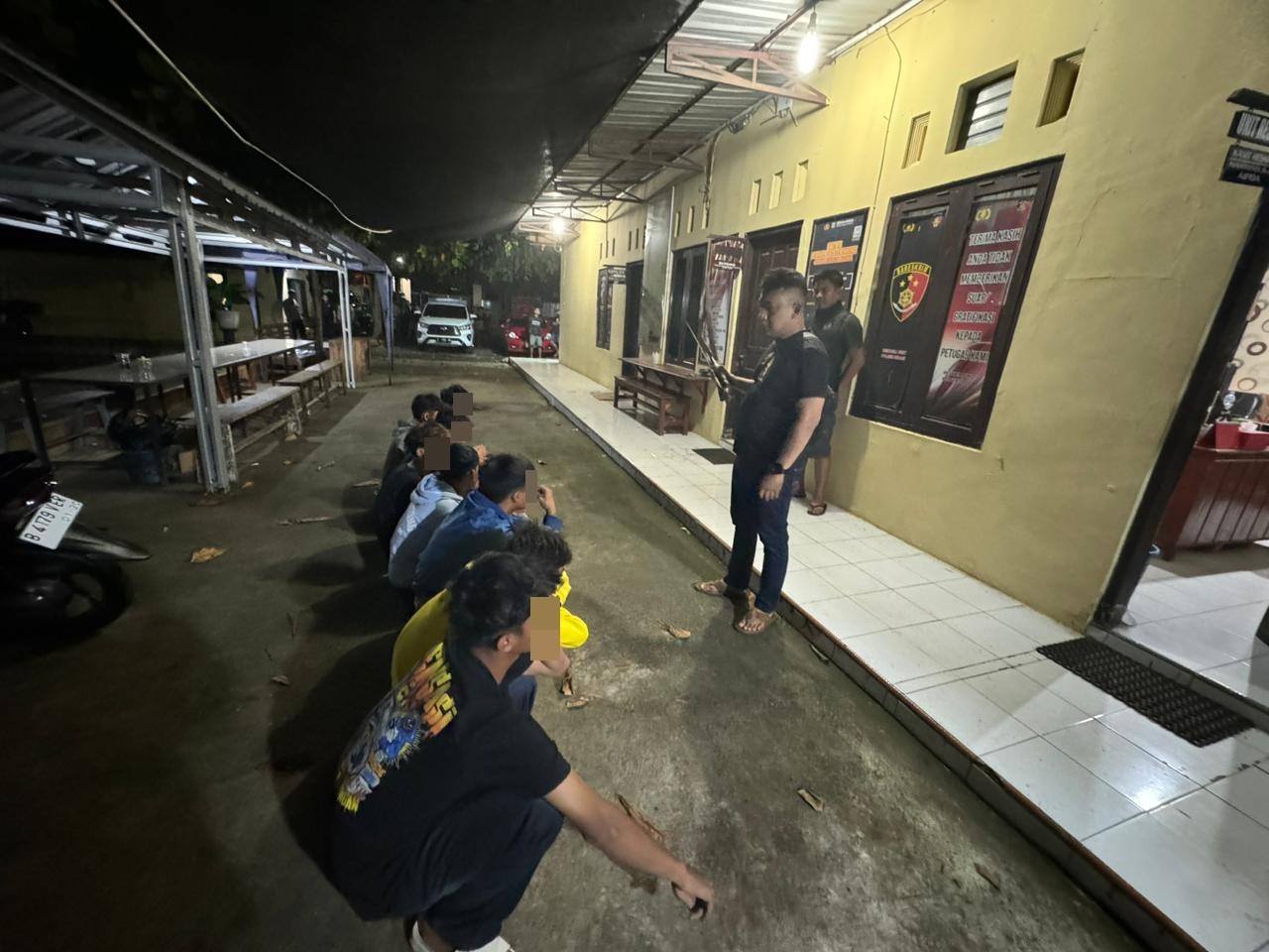 DICIDUK: Delapan remaja diduga bersiap tawuran dan membawa senjata tajam setelah digelandang ke Polsek Sragi, Minggu (12/1/2025) dini hari.