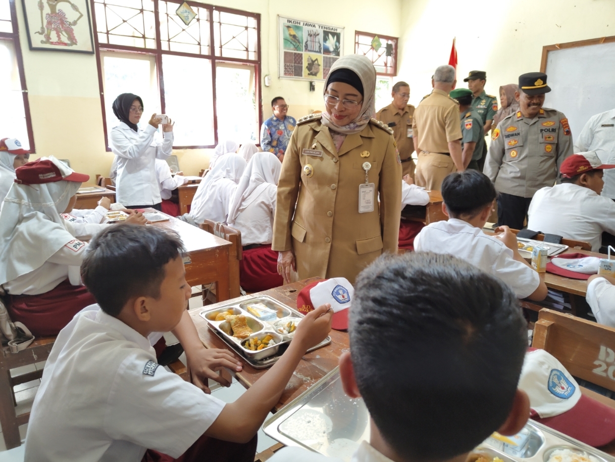 MAKAN GRATIS: Pj Bupati Batang Lani Dwi Rejeki saat meninjau pelaksanaan makan bergizi gratis di SDN Kandeman 01.