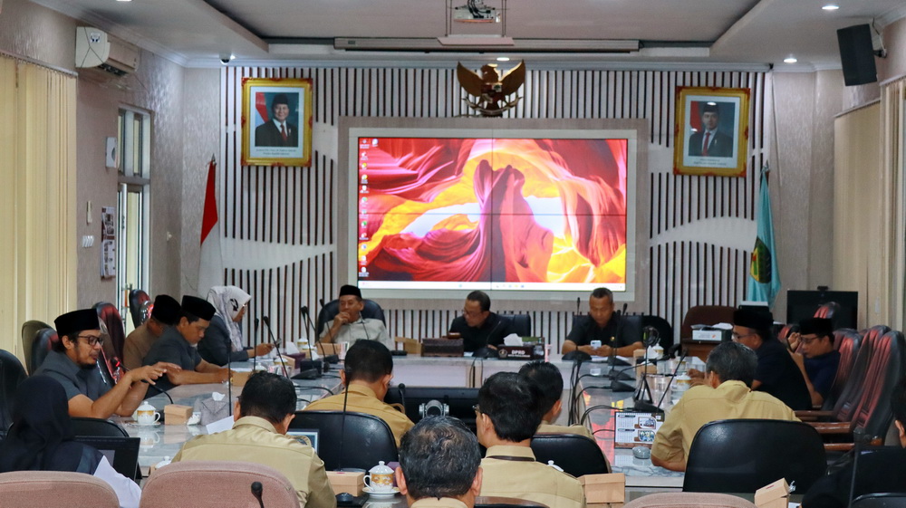 DISKUSI &ndash; Tim Bapemperda DPRD Kota Pekalongan saat membahas Kesiapan Propemperda 2025, di ruang Rapat Komisi A, pada Senin (13/1/2025).