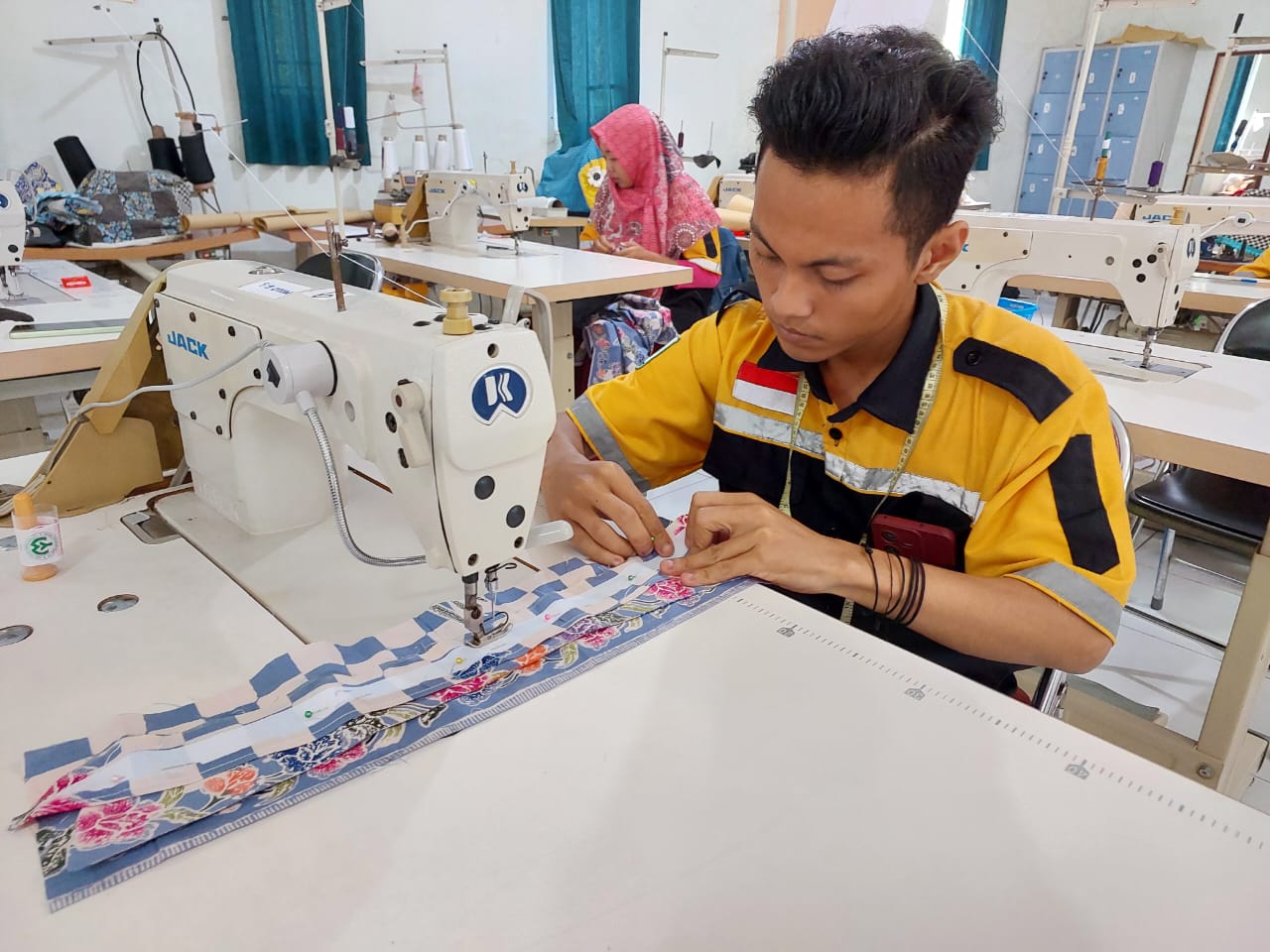 PELATIHAN KERJA: Pelatihan menjahit di UPTD BLK Kabupaten Pekalongan tahun 2024.