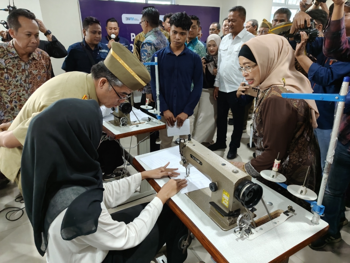 PELATIHAN: Menteri Ketenagakerjaan Republik Indonesia, Yassierli saat meninjau para peserta pelatihan menjahit sepatu.