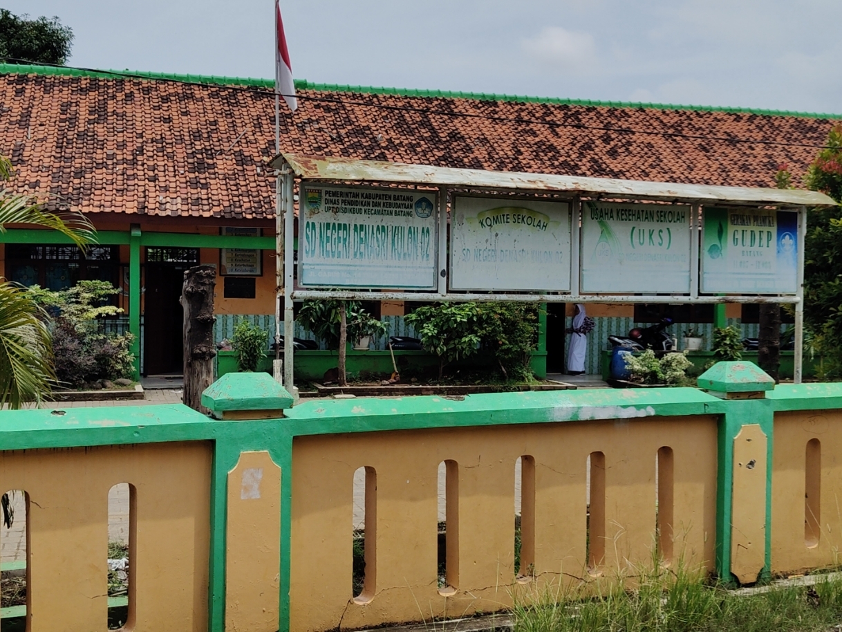 SEKOLAHAN: Suasana SDN Denasri Kulon 02 yang siswanya keracunan jajanan.