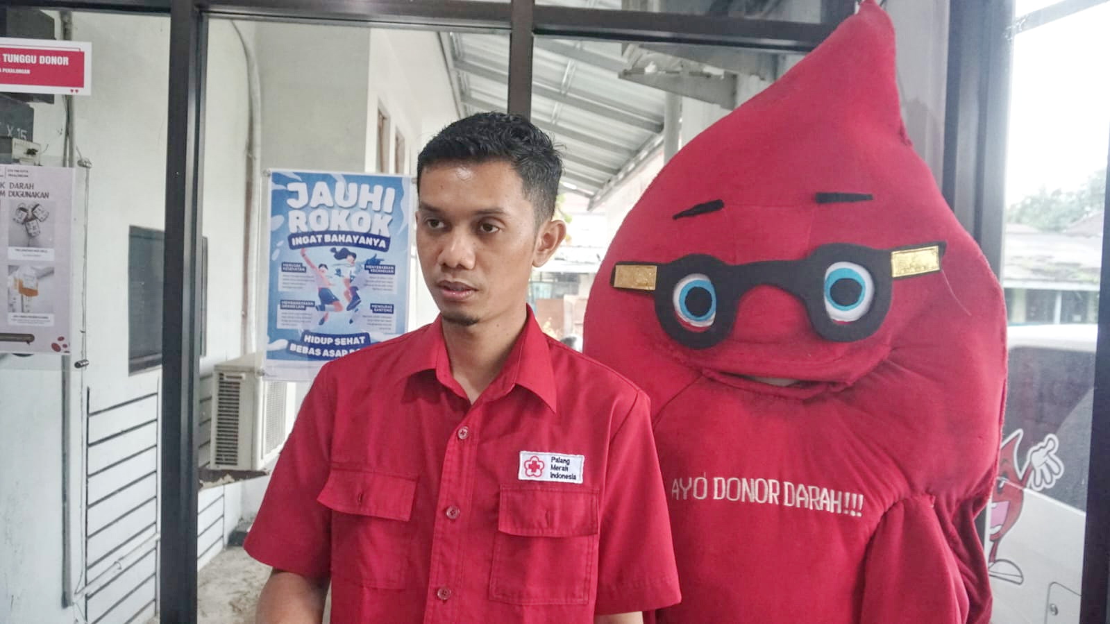 BERIKAN KETERANGAN - Humas dan Manajemen Sistem UPD PMI Kota Pekalongan Aji Putro Prakoso, saat berikan keterangan terkait berubahnya status PMI Kota Pekalongan, Rabu (15/1/2025).