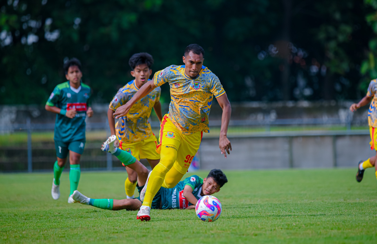 IMBANG: Pemain Persibat saat membawa bola dalam laga Slawi United vs Persibat Batang.