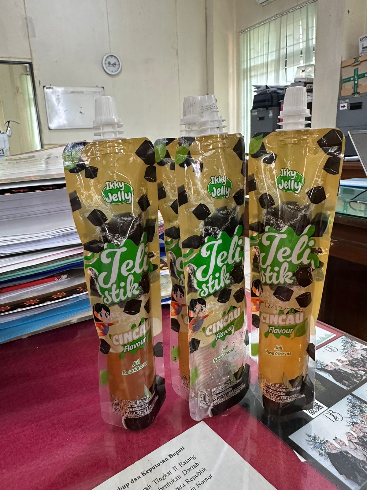 KERACUNAN: Produk jelly bermerek Ikky Jelly yang disita petugas Dinkes Batang.