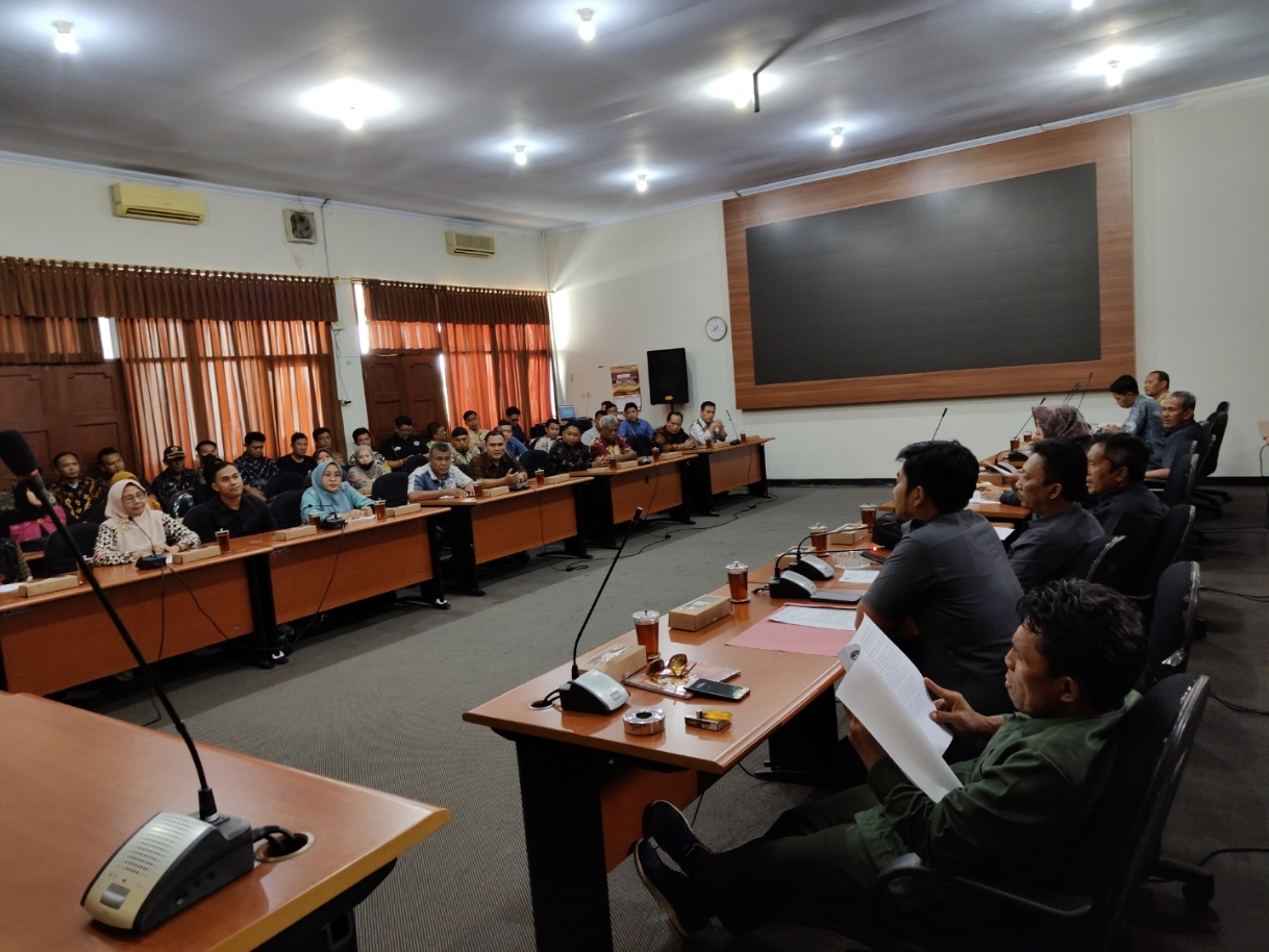 AUDIENSI: Puluhan pegawai non ASN Batang saat beraudiensi dengan anggota DPRD Kabupaten Batang.