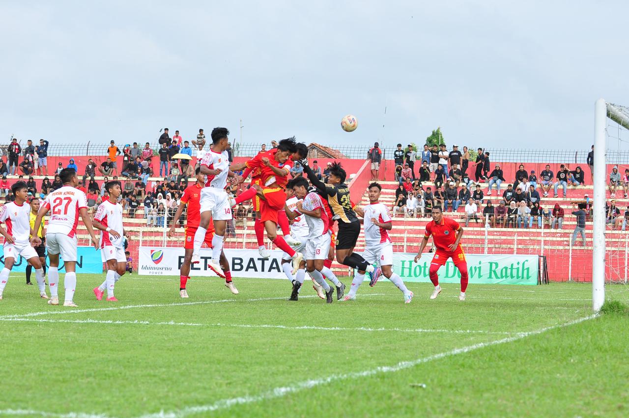 SERU: Pemain Persibat Batang beradu dengan pemain Persik Kendal dalam laga Liga 4 Jateng.