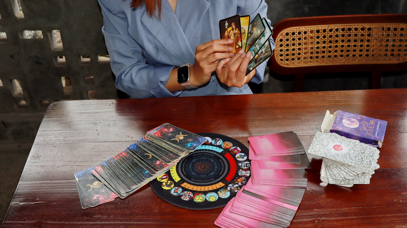 TUNJUKKAN KARTU &ndash; Seperti ini rupa kartu Tarot yang digunakan untuk membaca alur hidup.