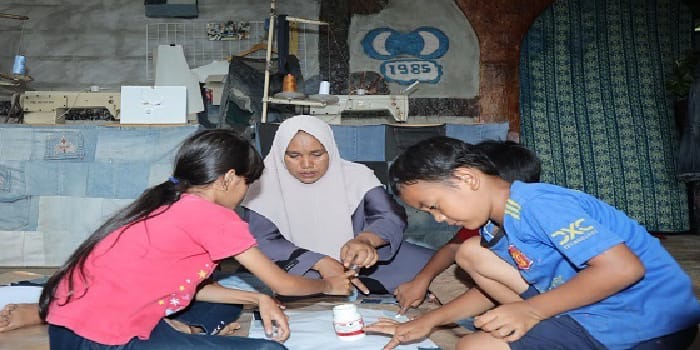 OPTIMISTIS : Nasabah PNM Mekaar Bu Aan Andasari telah membangun usaha daur ulang bahan jeans menjadi produk-produk kreatif seperti tas, topi, gantungan kunci, dan rompi.