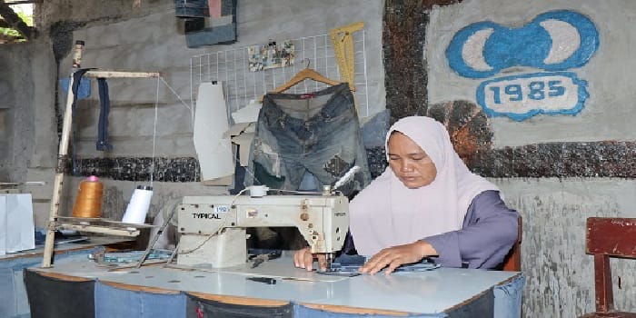 USAHA DAUR ULANG : Nasabah PNM Mekaar Bu Aan Andasari telah membangun usaha daur ulang bahan jeans menjadi produk-produk kreatif seperti tas, topi, gantungan kunci, dan rompi.