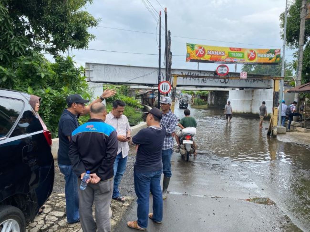 TINJAU LOKASI: Ketua DPRD bersama Sekda Kabupaten Pekalongan saat meninjau lokasi banjir di bawah rel kereta api Desa Pacar, Kecamatan Tirto, beberapa waktu lalu.