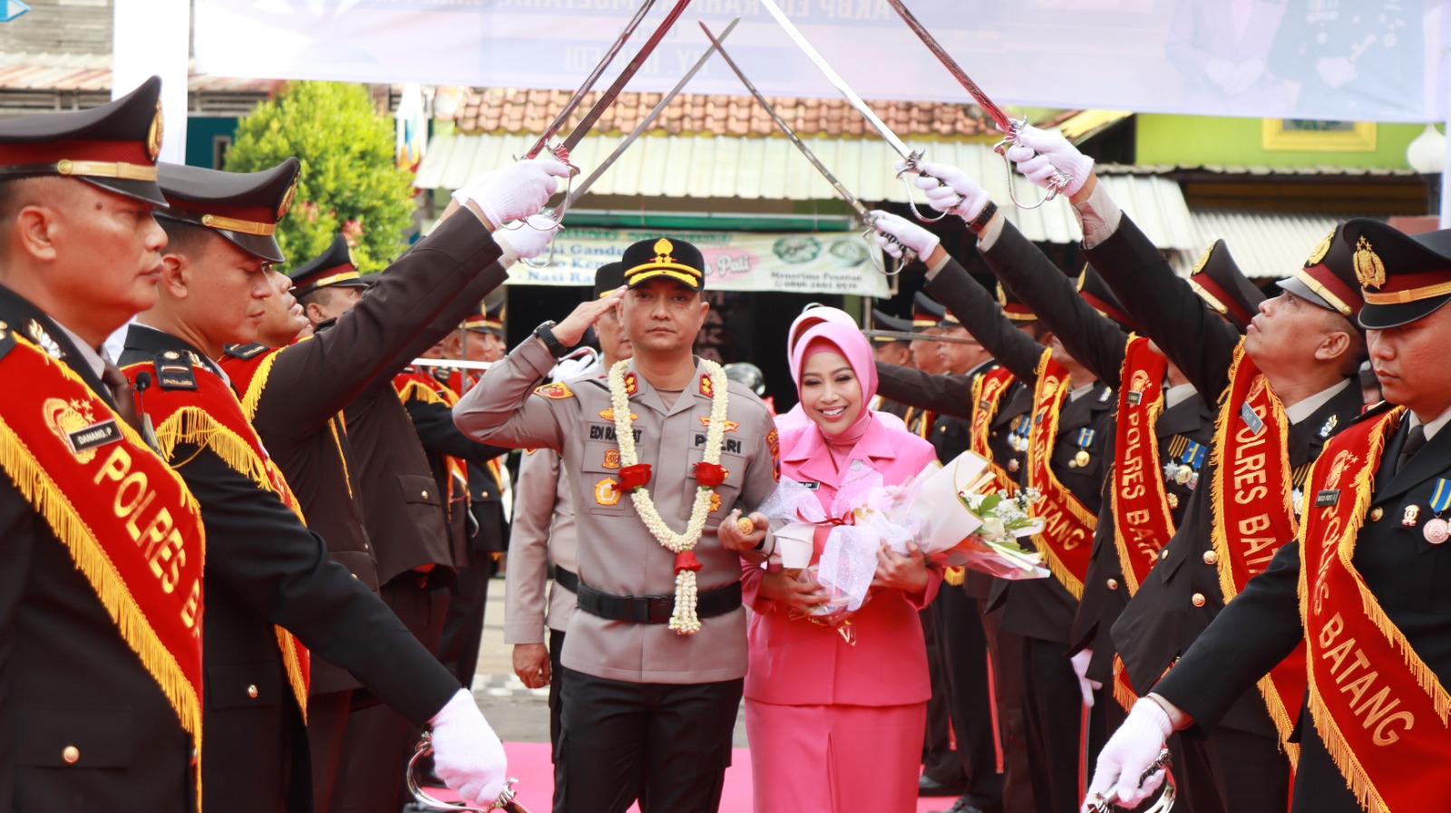 PEMIMPIN BARU: Tradisi Pedang Pora penyambutan Kapolres Batang yang baru.