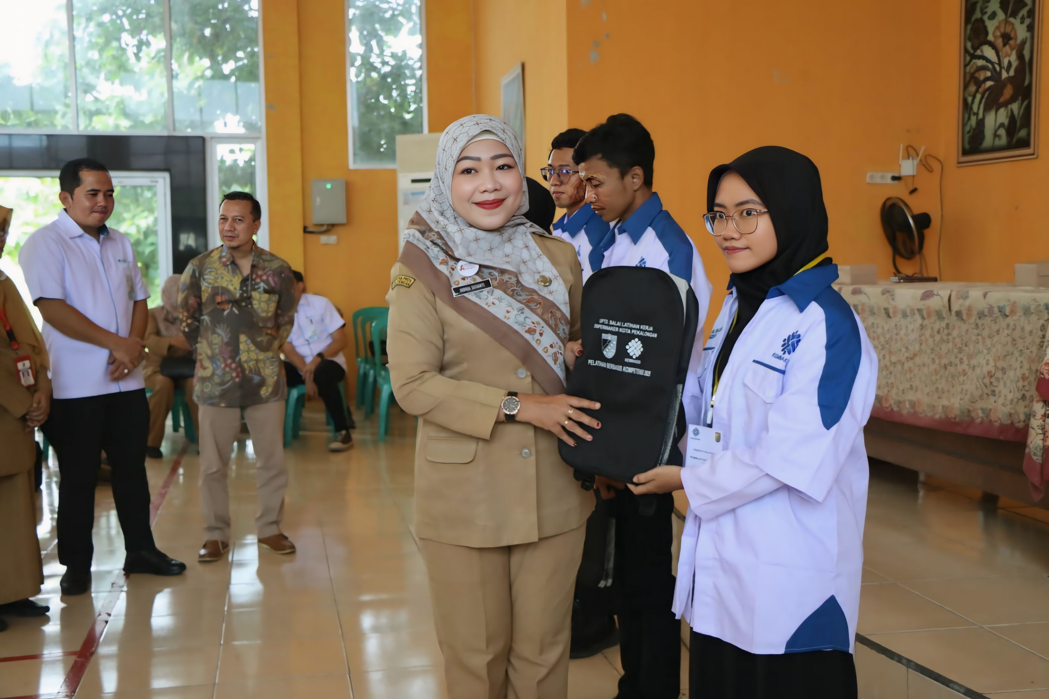 SERAHKAN &ndash; Secara simbolis Dinperinaker serahkan peralatan pelatihan kepada salah satu peserta secara simbolis, di BLK Kota Pekalongan pada Senin (20/1/2025).