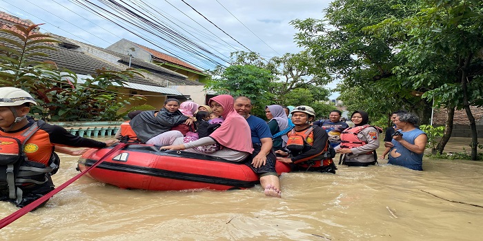 BELUM SURUT : Banjir yang melanda Kabupaten Kendal akibat jebolnya tanggul Sungai Bodri belum surut.