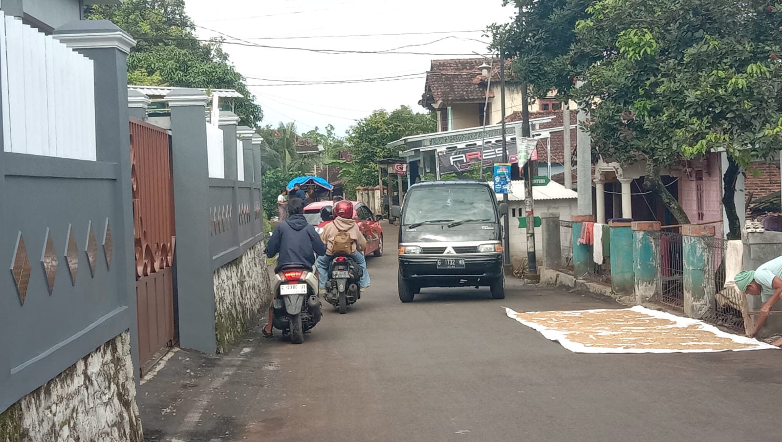 ALTERNATIF: Jalur alternatif yang dilewati imbas terputusnya jembatan Kali Belo.