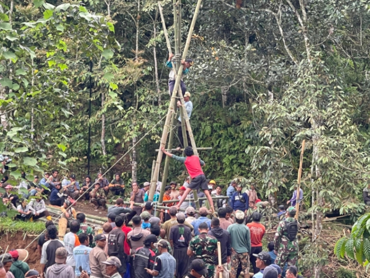BENCANA ALAM: Warga Desa Tombo, Kecamatan Bandar bersama Forkopimcam dan unsur lainnya bergotong royong membangun jembatan.