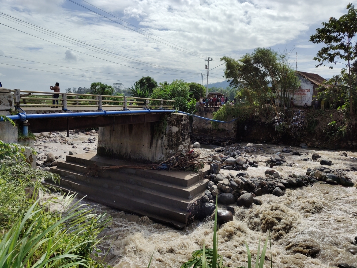 RAMAI WARGA: Kondisi jembatan Kali Belo di Kecamatan Tersono yang terputus.