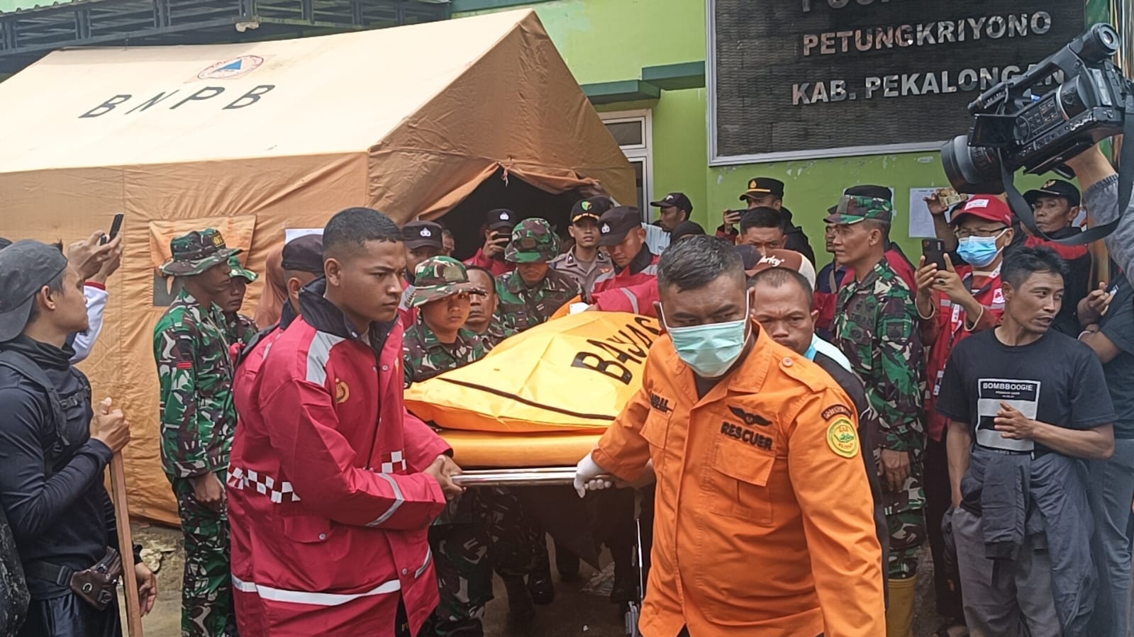 EVAKUASI: Korban tewas ketika dievakuasi di posko bencana, Rabu (22/1/2025).