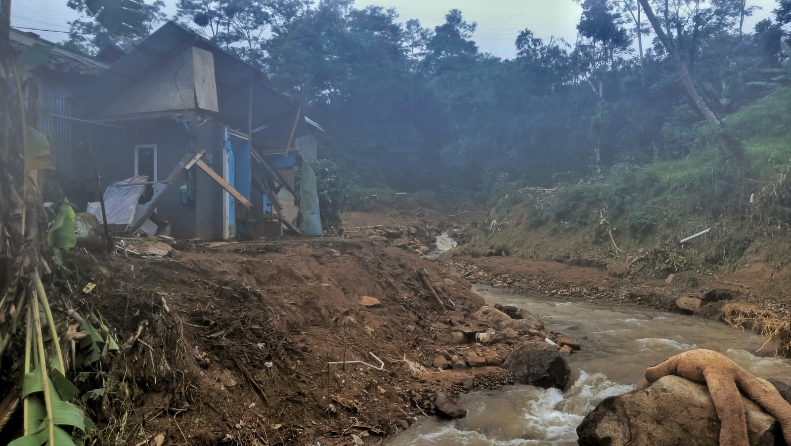 BENCANA ALAM: Kondisi bekas rumah Tusripah yang telah menjadi sungai.