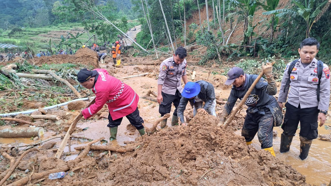 PENCARIAN: Proses pencarian korban di titik bencana longsor Petungkriyono, Kabupaten Pekalongan, Rabu (22/1/2025).
