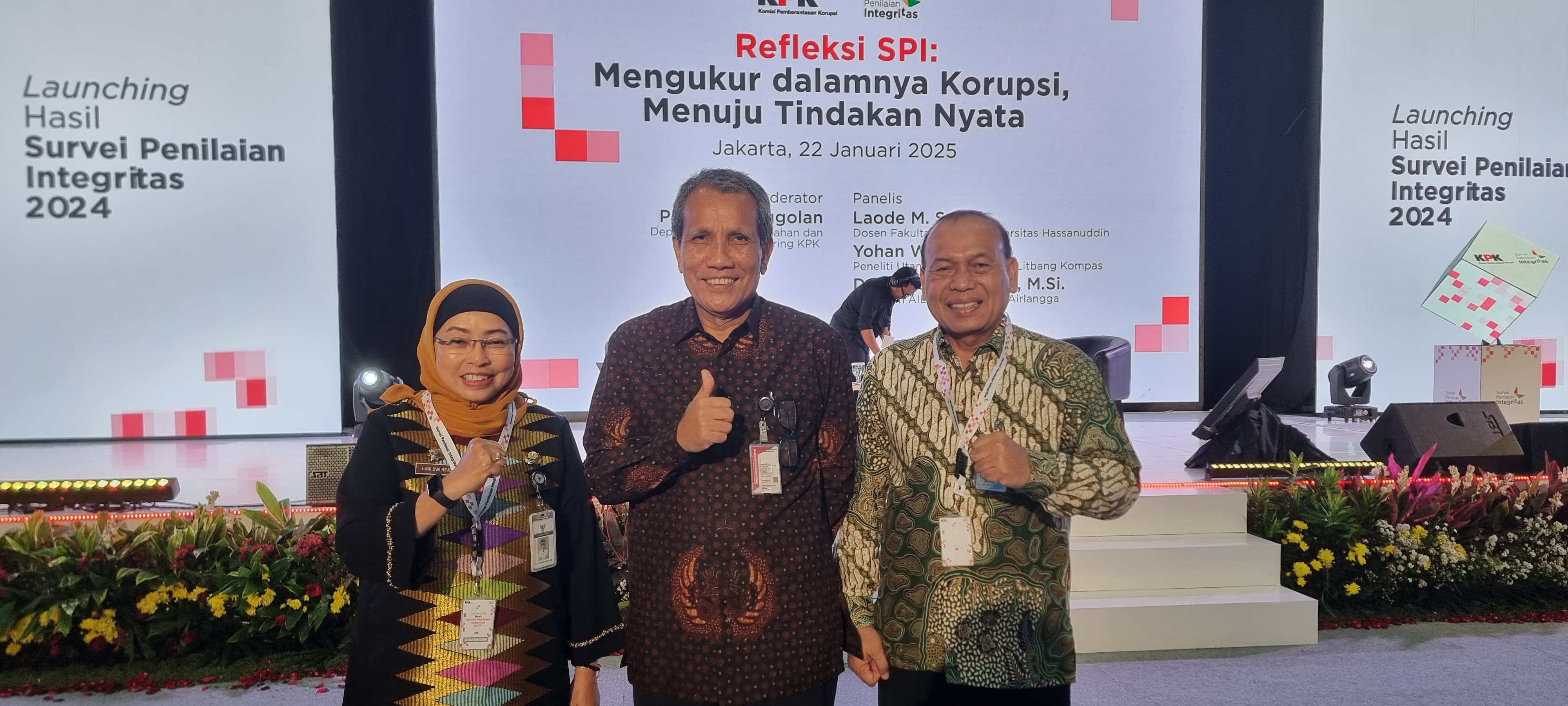 INTEGRITAS: Pj Bupati Batang Lani Dwi Rejeki dan Pj Sekda Batang Ari Yudianto foto bersama dengan Deputi Pencegahan dan Monitoring KPK, Pahala Nainggolan.