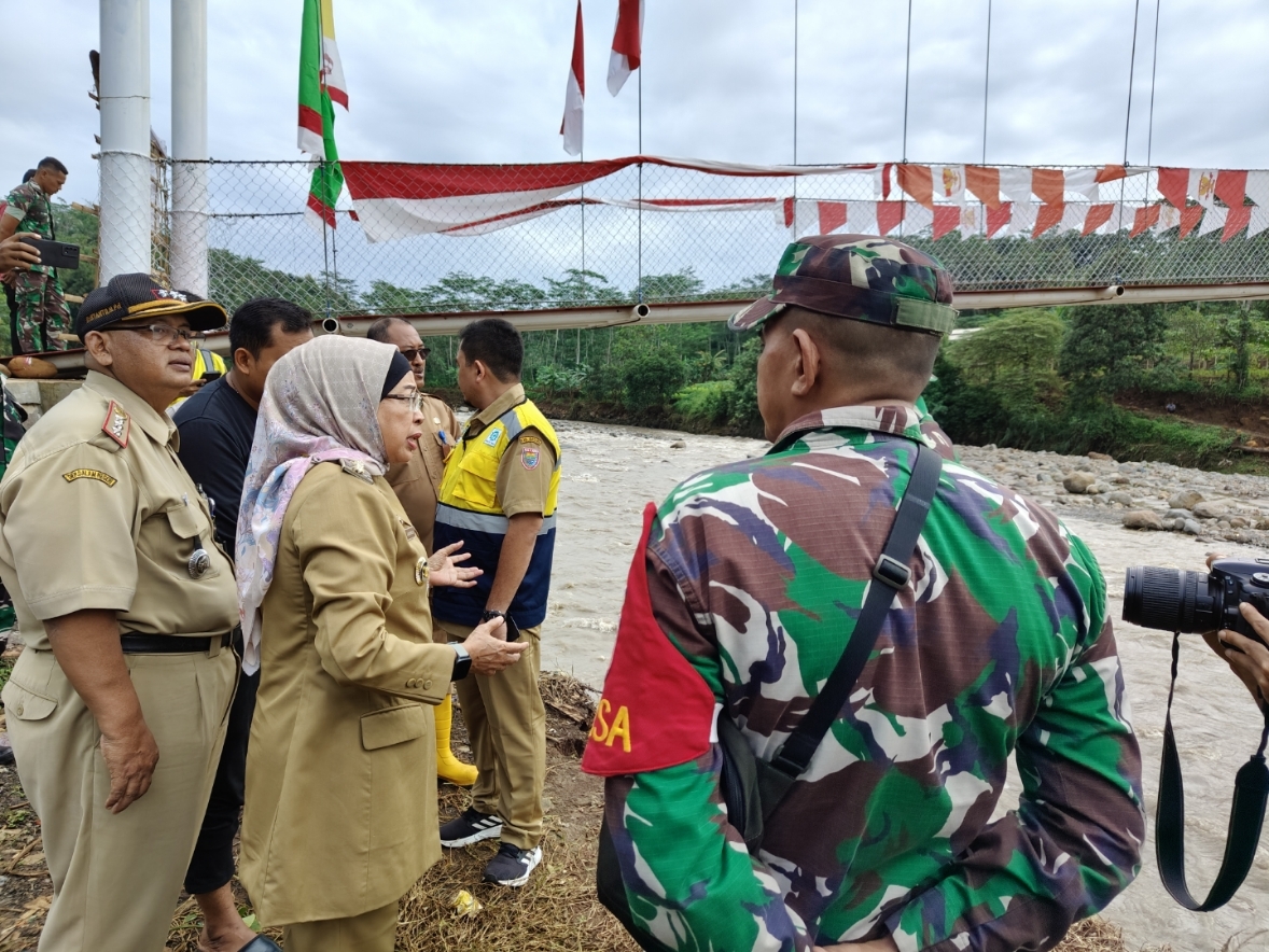 BENCANA: Pj Bupati Batang Lani Dwi Rejeki saat meninjau jembatan yang pondasinya tergerus banjir bandang.