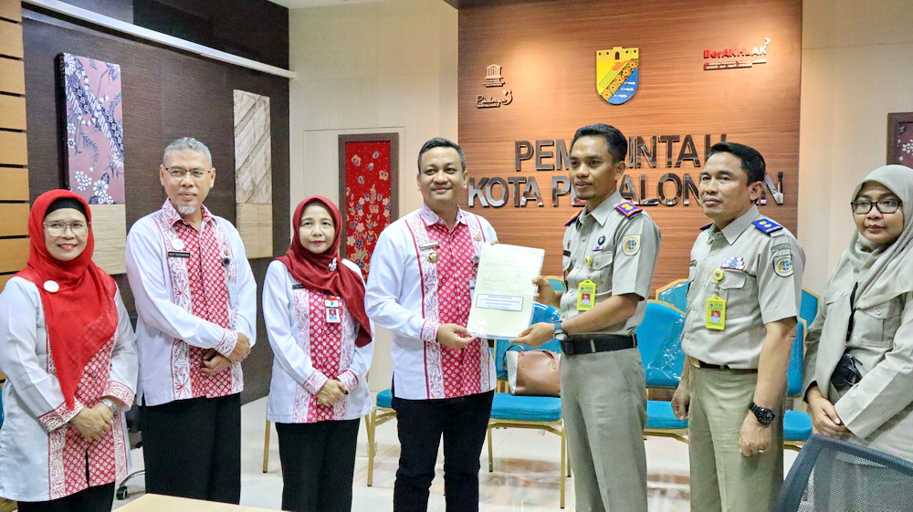 SERAHKAN -&nbsp;Wali Kota Pekalongan, HA Afzan Arslan Djunaid saat menerima sertifikat&nbsp;tanah dari Kepala BPN&nbsp;Kota Pekalongan, Joko Wiyono&nbsp;pada Selasa (21/1/2025)&nbsp;
